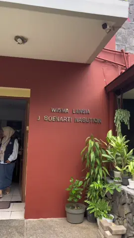 sometimes the best way to rest your heart is to spend time with those who carry a lifetime of stories. every hug, every laugh, every smile at #pantijompo feels like a blessing 🌸 #volunteer #foryoupage #fyp 