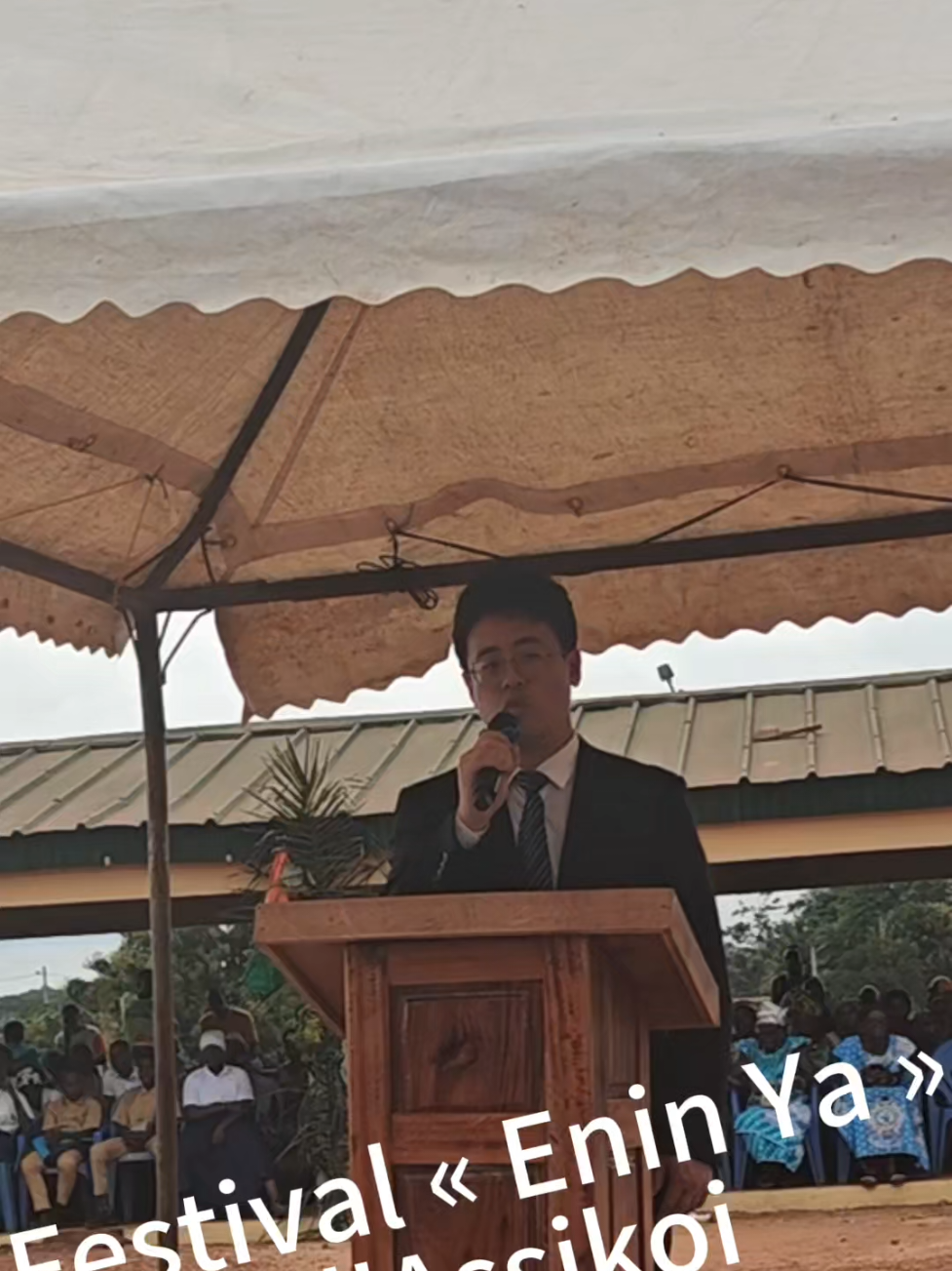 Le 17 août, les diplomates chinois ont visité le village d’#Assikoi et découvert le festival culturel « Enin Ya ». Merci pour votre invitation ! #côtedivoire #zaouli #eninya 