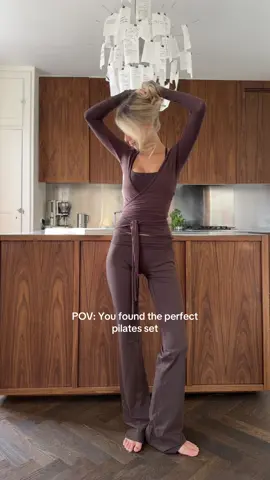In love with this set! 🤎 #autumnfashion #pilatesoutfit #exercere 