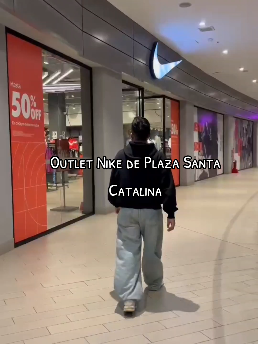 Visitamos por primera vez el Outlet de @Nike  de Plaza Santa Catalina y estaba con 50% de descuento 🔥. Vayan a seguirme a mi  👉🏻Ig:ElSebaztiian #zapatillas #outlet #nike #snearkers #nikeoutlet 