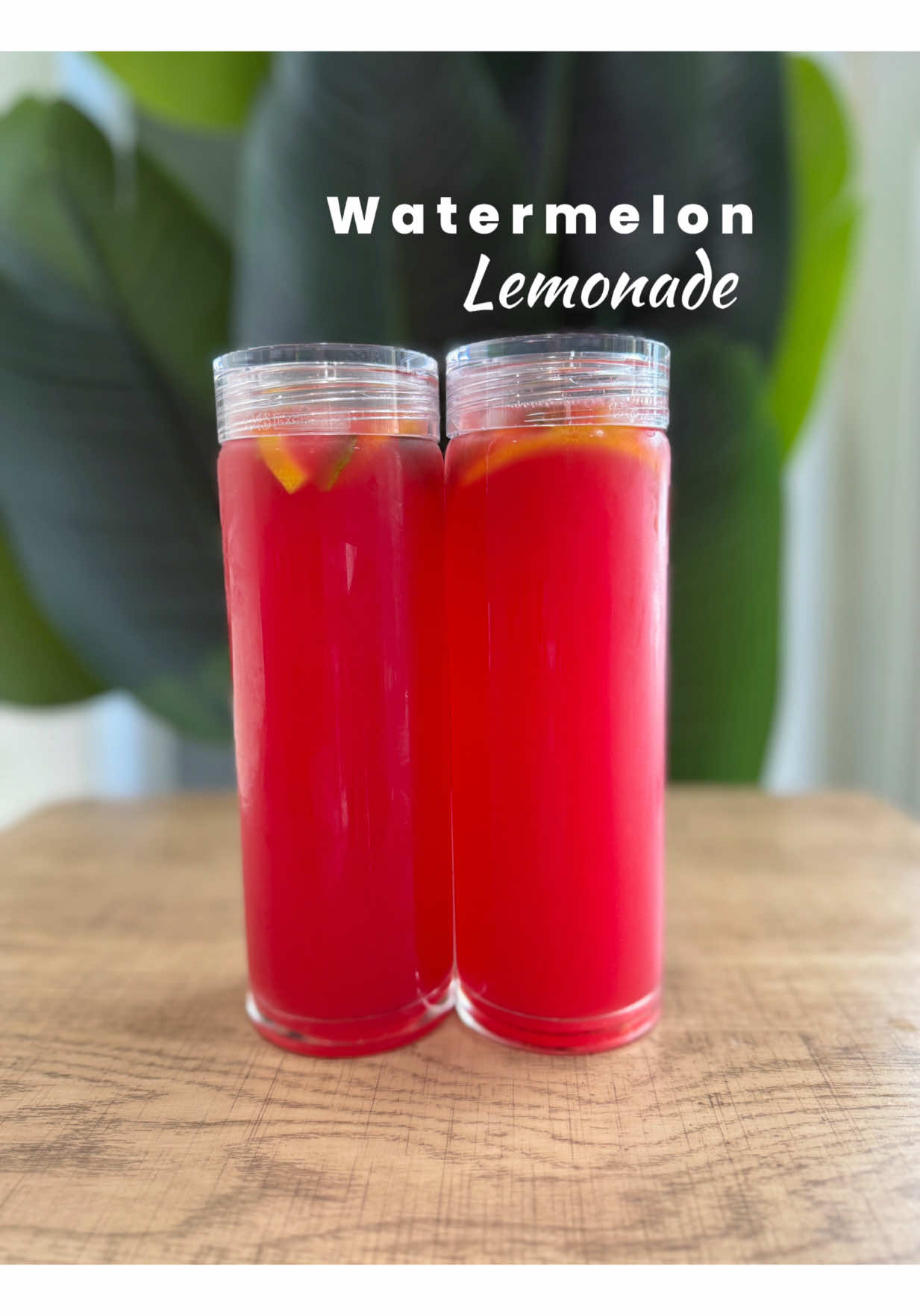 Simplicity is always better ✨  I used: lemon slices 🍋  mint leaves 🍃  2 ounces of freshly squeezed lemon juice 🍋  14 oz of freshly pressed watermelon juice 🍉  #watermelon #lemonade #nosugaradded #naturallysweet #sweet  