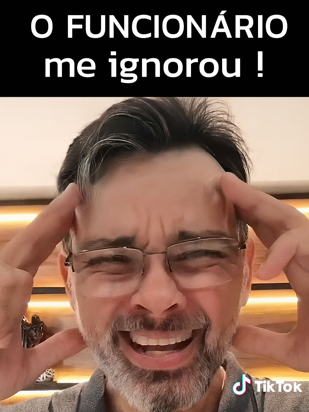 #liderança #gestaodepessoas #autoconhecimento Me diz: desde quando virou normal ter funcionário que ignora o gestor? Responde atravessado, não respeita… e você ainda acha que isso é aceitável?! Outro dia ouvi um líder me contar: ‘Na minha equipe tem alguém que não me escuta.’ E eu pergunto: como alguém pode liderar sendo ignorado? Que liderança é essa? Porque quando o gestor se cala, sabe o que acontece? A equipe percebe. O respeito some. A autoridade evapora. Liderança não é sobre ser simpático. É sobre ser claro, firme e justo. Sem isso, não existe gestão de pessoas. Vou te contar uma cena real. Um gestor pediu algo simples: relatório até o meio-dia. O funcionário enrolou, entregou quando quis. Primeira vez, o gestor explicou. Segunda vez, relembrou. Na terceira, percebeu: não era falta de capacidade. Era provocação. Era falta de respeito. E aí entendeu: quando você tolera pequenas rebeldias, perde o comando da equipe inteira. Jack Welch, ex-CEO da GE, já dizia: ‘Quando você tolera maus desempenhos, está desmotivando os bons.’ E quem me acompanha sabe que eu repito sempre essa frase de Peter Drucker: ‘Cultura engole estratégia no café da manhã.’ Se a cultura da sua equipe é desrespeito, não existe resultado que sobreviva. E o que mais me indigna é ver gestor com medo de chamar atenção por receio de processo. Olha só: liderança é risco! Se você não corrige por medo, você perde moral. E quando a moral acaba… acabou a liderança. Lembre-se: Decisões têm consequências. Indecisões, mais ainda. Liderar não é ser ditador. É alinhar, ensinar, dar autonomia. Mas se o combinado não é cumprido, você precisa agir. Cada vez que você se cala, você assina um contrato invisível de que o desrespeito é permitido. Agora me responde: você está formando uma equipe madura… ou criando um time de imaturos que fazem o que querem? Essa é a diferença entre liderar de verdade e só ocupar um cargo. Se você acredita que respeito é inegociável, comenta aqui: respeito é inegociável.