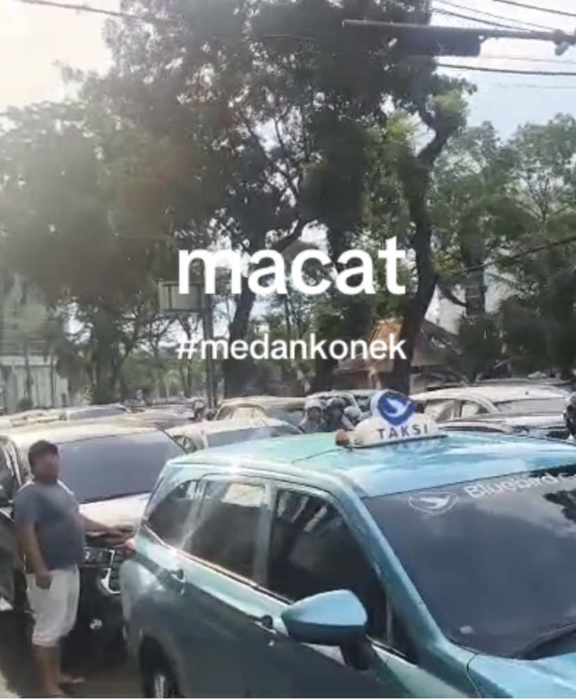 pov dari jalanan disekitar kantor dprd medan dan sumut, tampak kendaraan bermotor roda dua,tiga dan empat tidak bergerak sama sekali, selama aksi demo, dan saat ini jalanan sudah normal kembali. #dpr #medan #sumut #fyp #news