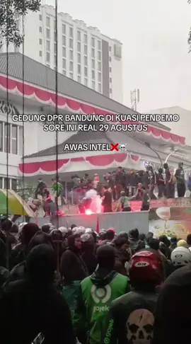 Awas intel di mana mana  1 tatapan tajam ke orang ,itu dia adalah intel 🖕 #demo2025 #demo29agustus #demohariini #DPR #gedungdpr 
