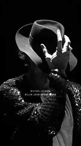 On what would’ve been our dear Michael’s 67th birthday, spend 2 minutes watching what he did best. Stopping 100,000 people in their tracks to watch him bend light and sound with his infamous Billie Jean breakdown dance. Munich 97 #michaeljackson #mjj #billiejean #mj #happybirthday 