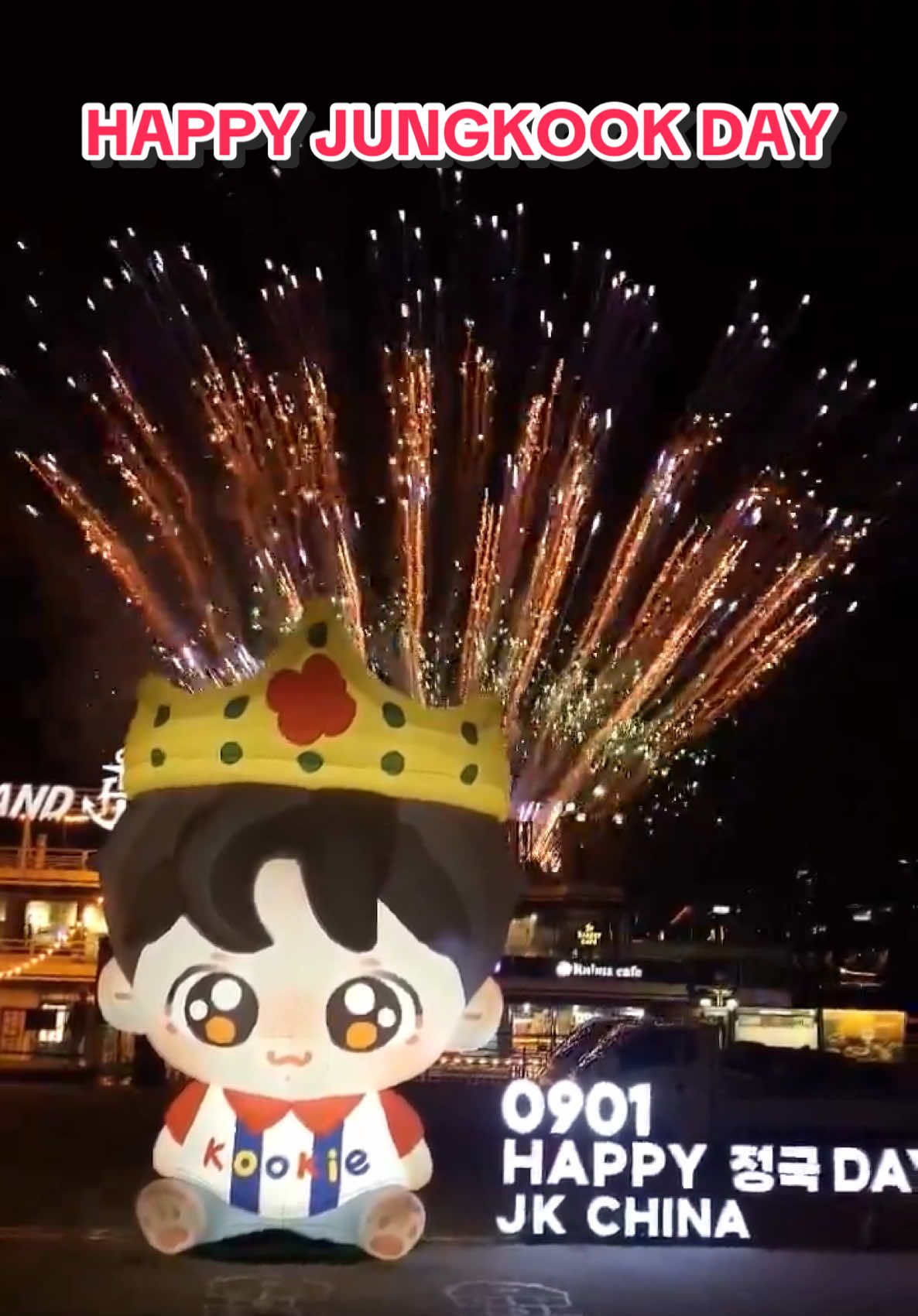 OMG!!! GIANT BABY HIGHNESS and FIREWORKS to celebrate Jungkook’s birthday.. IT IS SOOOOO PRETTY ANS MAGICAL 😭👶🏻🎂✨  HAPPY JUNGKOOK DAY #정국  #2025JungkookBirthdayProjects #HappyBirthdayJungkook @AbjkMRstY 