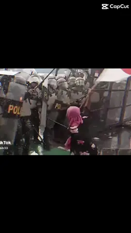 Foto Termahal Tahun Ini 🔥 . ibu Berkerudung Pink 🫡 Plisss Tiktok jangan pelanggaran lagi ya 🙏🏻 #demodpr #indonesia🇮🇩 #ibu #foryou #fyppppppppppppppppppppppp 