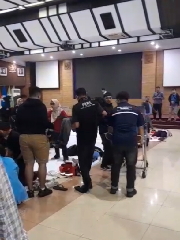 Kondisi di lapangan cukup padat. Kalau ada teman-teman pendemo yang butuh penanganan medis, bisa langsung ke UNISBA. Sebagai kampus perjuangan, kami siap memberikan bantuan untuk siapa pun. Utamakan keselamatan, jangan sungkan untuk mencari bantuan! 🙌 #FHUnisba #UniversitasIslamBandung #UNISBA #bandunghariini #dpr