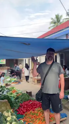 Siapa disini yang pernah berjumpa Uda Bule (Dabul) belanja ke Pasar Tradisional Payakumbuh? Kamu harus tahu bahwa bule yang satu ini telah melokal, muka bule tapi hati Nasional.  Maafkan Bahasa Minang Dabul yang belum santiang ya, maklum  Dabul masih logat Perancis.  Oh ya ada yang sudah berjumpa dengan Dabul?  #foryou #fyp #payakumbuh #sumbar #kuliner @All 