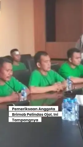 Pemeriksaan tujuh anggota Brimob itu disiarkan langsung lewat akun Instagram resmi Divisi Propam Polri. Tujuh personel Brimob itu memakai baju tahanan Propam berwarna hijau. Ketujuh orang itu tampak duduk di dalam ruang pemeriksaan. Mereka menghadap personel Propam yang memeriksa mereka.#fyp #viral 