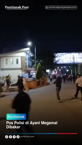 Massa masih bertahan di kawasan Jl A Yani Pontianak meski berkali-kali dipukul mundur dengan water canon dan gas air mata oleh polisi. Massa juga membakar pos polisi di Ayani Megamal Pontianak pada Jumat (29/8/2025) malam. Sebelumnya, aksi damai ratusan mahasiswa di depan Gedung DPRD Provinsi Kalimantan Barat yang sejak sore berlangsung tertib, berubah tegang dan memanas dan ricuh hingga akhirnya dibubarkan secara paksa oleh aparat kepolisian pada pukul 18.00 WIB.
