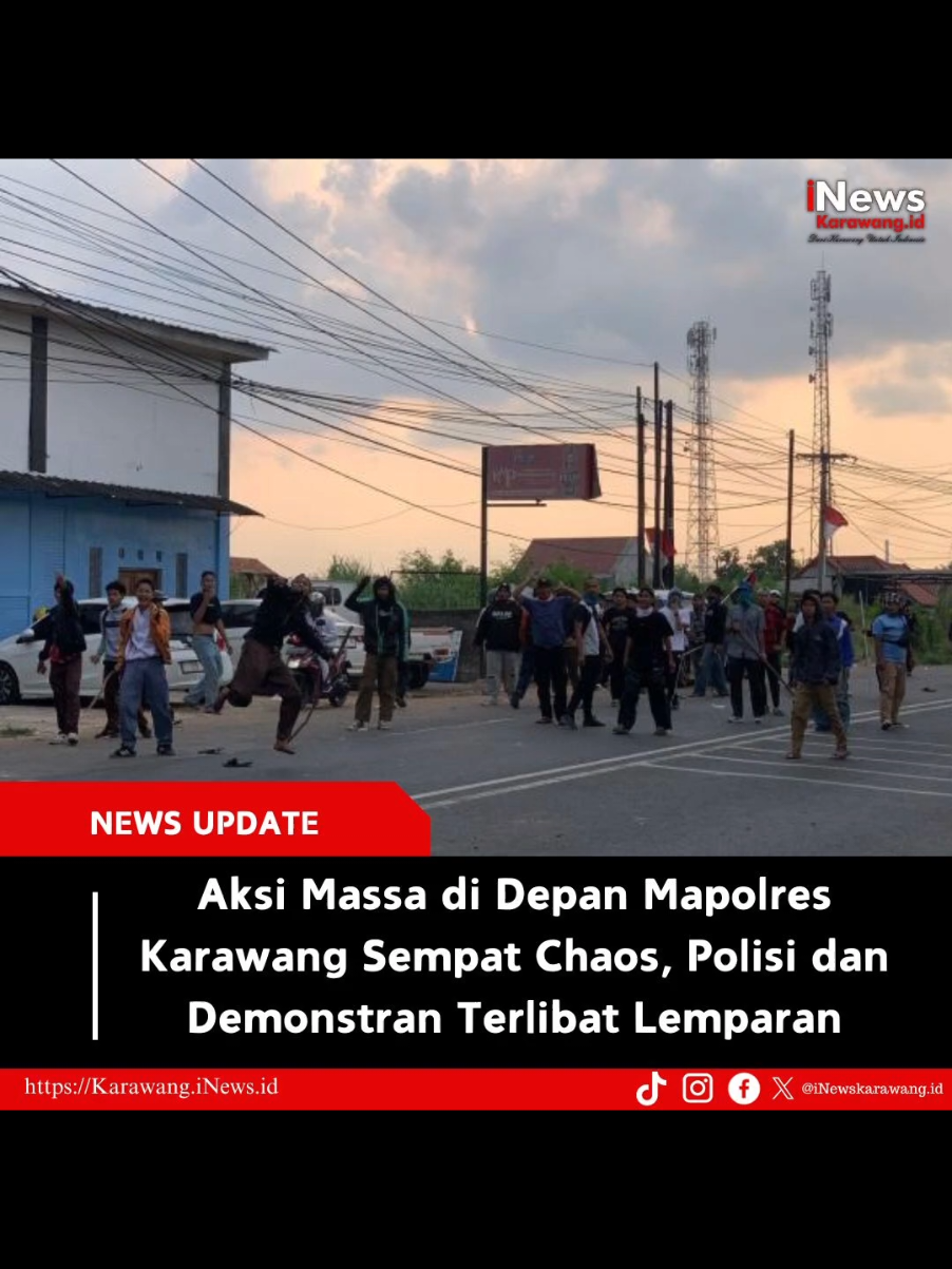 Aksi demonstrasi gabungan aliansi ojek online (ojol), mahasiswa, siswa SMK, dan masyarakat sipil di depan Markas Polres (Mapolres) Karawang pada Jumat, (29/8/2025) sempat ricuh. Pantauan iNEWSKarawang di lokasi, massa yang mulai berdatangan sejak pukul 15.30 WIB awalnya melakukan aksi secara damai. Namun, sekitar pukul 16.05 WIB, situasi berubah tegang hingga terjadi aksi saling lempar antara peserta demonstrasi dengan aparat kepolisian. Kericuhan semakin memuncak ketika massa aksi memblokade Jalan Surotokunto, Warungbambu, Karawang Timur, tepat di depan Mapolres Karawang. Aksi blokade jalan membuat arus lalu lintas tersendat dan suasana semakin tidak terkendali. Meski sempat chaos, kondisi berangsur mereda menjelang sore. Sebagian massa masih bertahan menyampaikan orasi dengan pengeras suara, sementara lainnya tampak duduk di sekitar lokasi dan melakukan dialog dengan pihak kepolisian. #karawang #polreskarawang #demoojol #demodpr #fyp 