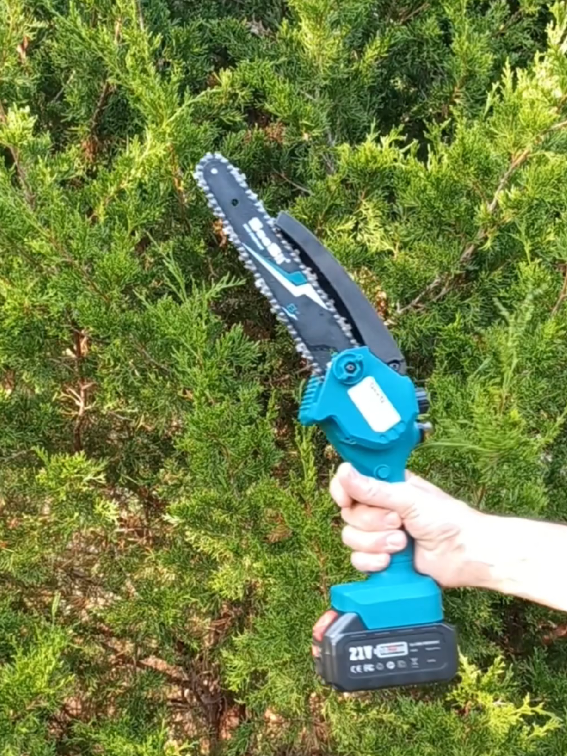 SeeSii 8 Inch Cordless Mini Chainsaw With Oiler