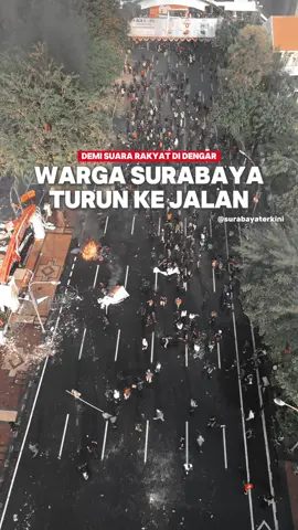 Suara Rakyat 😑 Seluruh masyarakat di Indonesia khususnya Surabaya hari ini melakukan Aksi Unjuk Rasa dalam bentuk Kekecewaan terhadap Seluruh Kabinet dan Jajaran APARAT saat ini NEGARA INDONESIA dibuat RESAH . Salah satunya DARURAT KEKERASAN APARAT. . #SurabayaTerkini #Surabaya #Suroboyo #Sby #Sub    