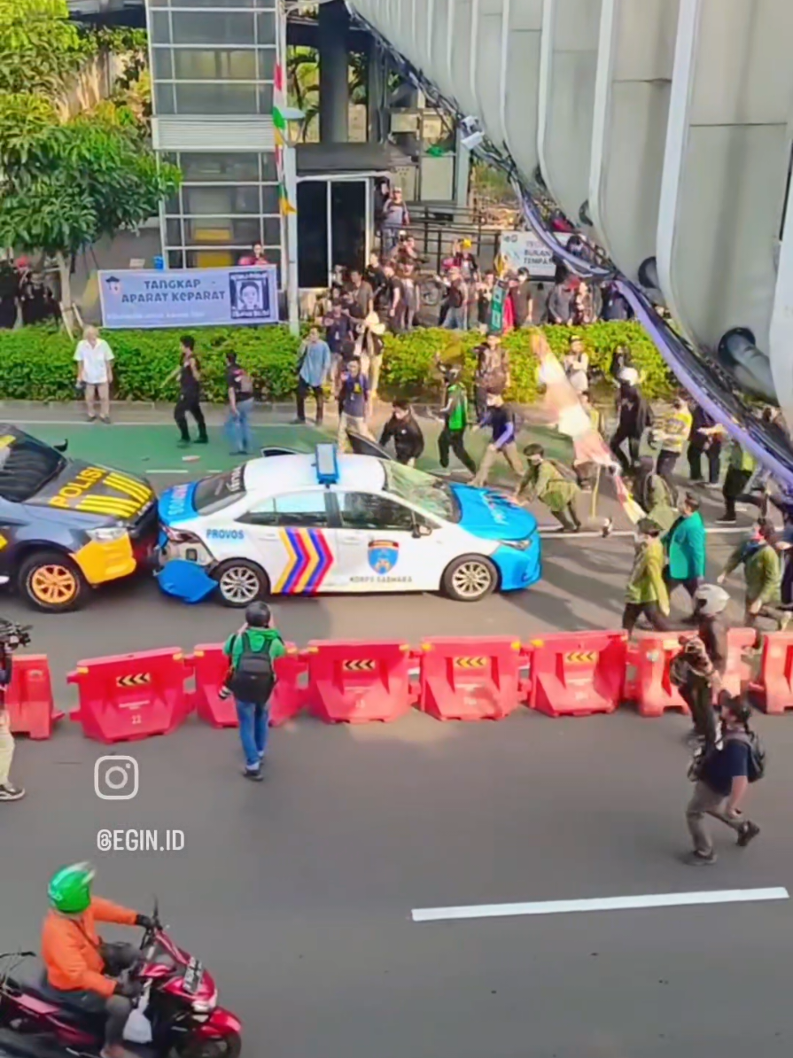 Detik detik pvLisi di pvkvL mundur oleh pendemo hari jumat 29 Agustus 2025 . 📽 EGIN.ID . #demonstrasi #demohariini #demodpr #news 