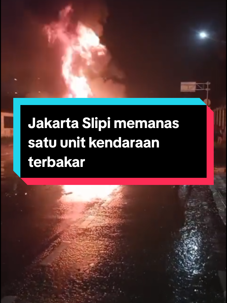 Jakarta memanas satu unit kendaraan terbakar unras 29 Agustus 2025 #unras #demo 