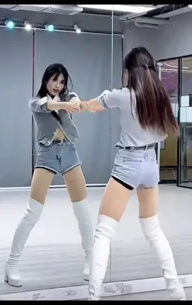 💃 1 Minute Dance Challenge | Fun Beginner Choreo | Learning Dance Hub #DanceChallenge #OneMinuteDance #BeginnerDance #QuickDanceTutorial #DanceRoutine #DanceAtHome #FunDance #ViralDanceSteps #DanceShorts #learningdancehub 