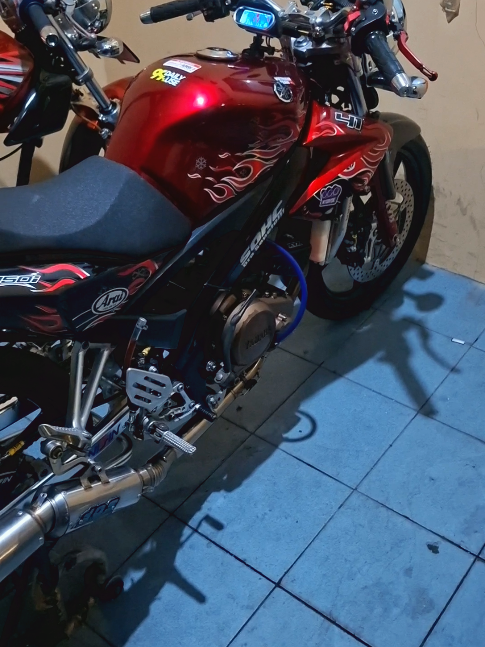 di angetin biar ora soak tu aki aki 😅 . . . #vixionold #vixion old ganteng merah hitam #vixionfz150i #fz150i #vixiongundalaseta 