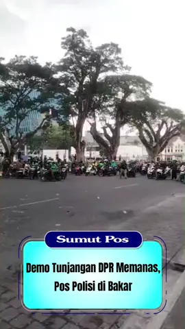 Demo Tunjangan DPR Memanas, Pos Polisi Dibakar  MEDAN— Aksi unjuk rasa menolak kenaikan tunjangan mewah Dewan Perwakilan Rakyat (DPR) dan menuntut keadilan atas kematian Affan Kurniawan kembali memanas di Kota Medan.   Pada Jumat (29/8/2025), situasi kian mencekam setelah massa membakar pos polisi lalu lintas mobile yang berada di Jalan Jenderal Ahmad Yani, salah satu kawasan vital di jantung kota. Api tampak membumbung tinggi melalap seluruh bangunan pos polisi tersebut. Suasana panas semakin memuncak dengan sorakan keras dari ratusan demonstran yang menyaksikan peristiwa itu. “Ini bentuk kekecewaan rakyat terhadap DPR yang hidup mewah saat rakyat susah!” teriak salah satu orator aksi di tengah kerumunan massa.  Massa tidak hanya berkumpul di satu titik. Mereka terkonsentrasi di berbagai kawasan strategis seperti Jalan Imam Bonjol, Jalan Kejaksaan, Jalan Balai Kota, dan Jalan Jenderal Ahmad Yani, membuat lalu lintas di pusat kota lumpuh total sejak siang hari. Aksi yang dimulai dengan orasi damai berubah menjadi bentrokan setelah sebagian peserta aksi melemparkan petasan, batu, dan botol air ke arah petugas keamanan. Polisi yang bersiaga di lokasi membalas dengan tembakan gas air mata untuk membubarkan kerumunan. Kericuhan semakin tak terelakkan ketika sejumlah demonstran ditangkap oleh aparat kepolisian karena dianggap memprovokasi massa dan melakukan tindakan anarkis. “Kami hanya ingin suara kami didengar. Tapi malah dijawab dengan gas air mata dan kekerasan,” ujar seorang mahasiswa yang turut dalam aksi.  Demo ini merupakan kelanjutan dari gelombang protes nasional pasca tewasnya Affan Kurniawan, seorang pengemudi ojek online, dalam aksi di Jakarta sehari sebelumnya. Aksi di Medan juga disuarakan untuk menolak kenaikan tunjangan anggota DPR, yang dinilai tidak peka terhadap kondisi masyarakat pasca pandemi dan kenaikan biaya hidup.  Hingga pukul 18.00 WIB, situasi di beberapa titik masih belum kondusif. Aparat kepolisian terus bersiaga, sementara sebagian demonstran masih bertahan di sekitar Jalan Balai Kota dan Imam Bonjol. Petugas pemadam kebakaran yang tiba di lokasi berhasil memadamkan api di pos polisi, namun bangunan tersebut sudah hangus total dan tidak bisa digunakan kembali. Pihak Kepolisian belum memberikan keterangan resmi terkait jumlah kerugian maupun total penangkapan demonstran pada aksi kali ini. Namun, sumber di lapangan menyebutkan setidaknya 6 orang telah diamankan. (tri) #sumutpos #bacasumutpos #fyppppppppppppppppppppppp 