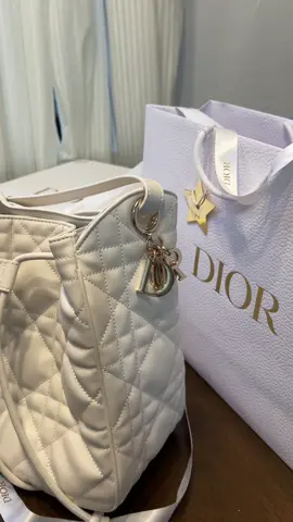 Unboxing the new Dior D-motion bag in white 🤍🪽 Launched this Autumn/Winter 2025-2026 collection, the bag's versatile and spacious design makes it a good everyday staple. Can be used as a shoulder bag or a crossbody with its adjustable straps. Another classic design from @Dior 🤍 #dior #diorph #unboxing #diorbag #dmotion 