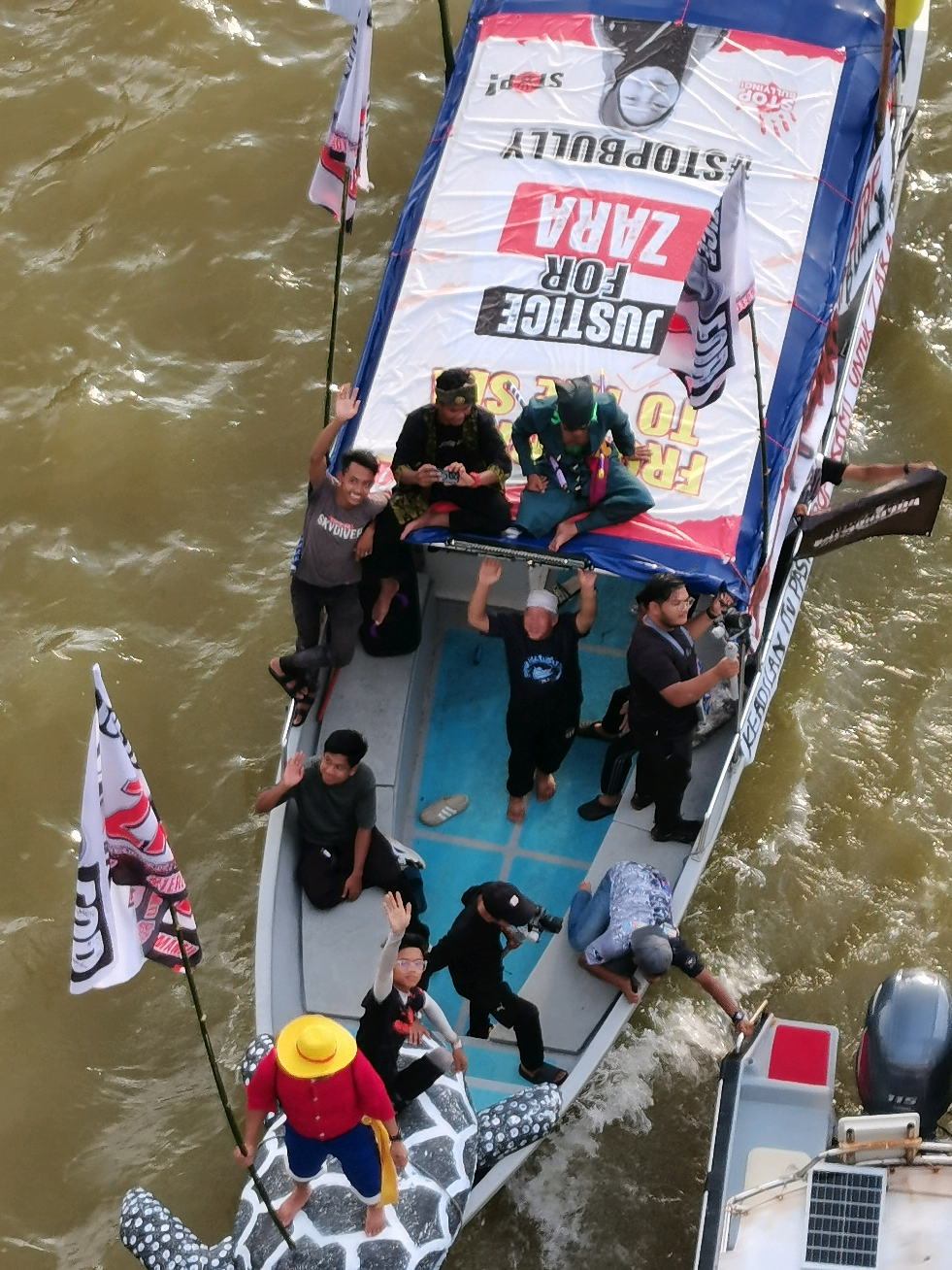 Perarakan Bot di Terengganu @isaisarbofficial ❤️✨ #justiceforzara #zaraqairina #keadilanharusditegakkan #terengganu #drawbridge #fyp 