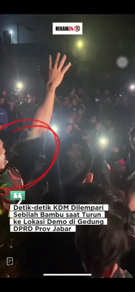 Gubernur Jawa Barat, Kang Dedi Mulyadi (KDM), turun langsung ke lokasi aksi di depan Gedung DPRD Jawa Barat dengan pengawalan aparat TNI. Jumat malam, (29/8). Ia berupaya melakukan dialog bersama massa, namun situasi tetap berlangsung ricuh.  Dalam kericuhan tersebut, KDM sempat terkena lemparan bambu, botol minuman, dan sejumlah benda lainnya, bahkan sempat terkena tembakan gas air mata. Akibat kondisi yang tidak kondusif, KDM akhirnya memilih mundur dari lokasi. 🎥: Live Tiktok Irman Novryansyah #kangdedimulyadi #kdm #bandung #fypdonggggggg #fypindo 