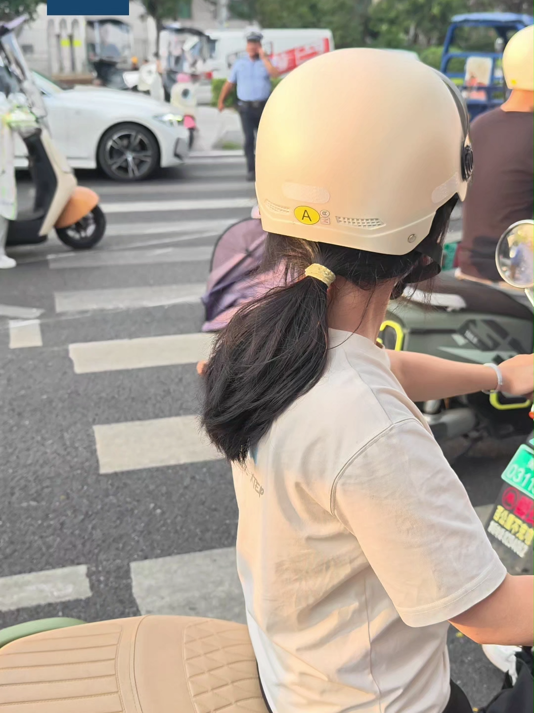 On a busy street in China, a pregnant woman in black performed CPR on a woman lying on the ground. A traffic officer helped clear the cars, and later another woman in white took over the life-saving effort. Incredible courage and teamwork in action ❤️. #CPR #HeroicAct #PregnantHero #StreetRescue #HumanKindness