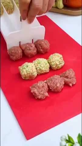 Facilite sua vida na cozinha com esse kit incrível de pazinhas! 🧆✨ Perfeito pra fazer bolinhos de carne e várias outras receitas, tudo rápido, prático e do mesmo jeitinho! Basta preencher com a carne e usar a pazinha menor pra moldar. Fica tudo no tamanho certinho — sem bagunça e sem erro! 🛒 Disponível aqui na TikTok Shop! #achadinhos #dicasdecozinha #receita #cozinha #utensíliosdecozinha 