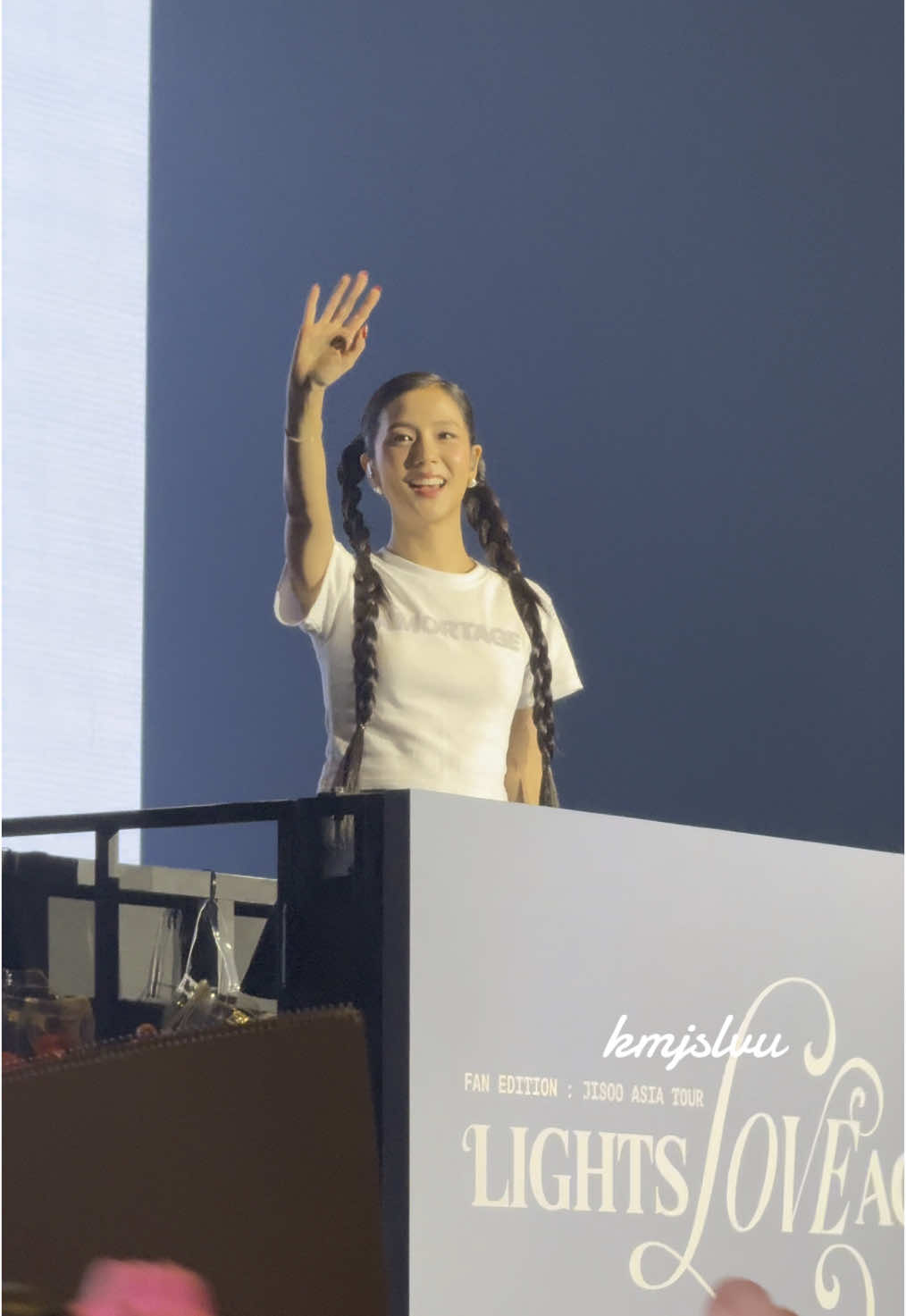 사랑이 넘치는 사람🩶 땡큐#LIGHTSLOVEACTIONinTokyo  #kimjisoo @JISOO 