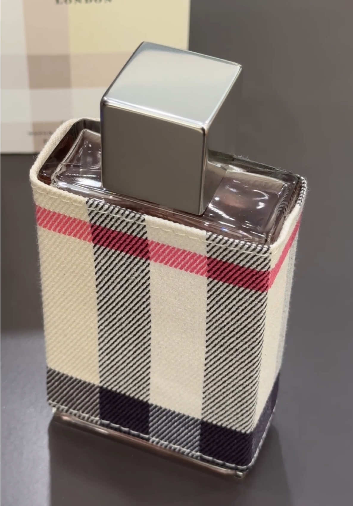 Burberry London for women mang hơi thở của một buổi chiều London cổ kính và lãng mạn - thanh lịch, nữ tính nhưng không thiếu nét mạnh mẽ. Từ nụ hoa nhài đến ánh gỗ ấm áp, hương thơm như một chiều mưa phố cổ, nhẹ mà sâu lắng, Burberry London như một chiếc khăn cashmere mềm mại phủ nhẹ trên vai, vừa gần gũi vừa tinh tế. #annora #burberry#burboxing #perfume #fyp 