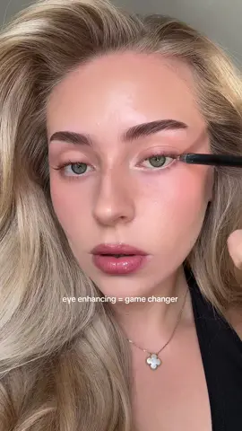 once you try this, you won’t go back🤍 all you need is a nude pencil + brown, cool toned shadow!  ib: @Alicia und Jasmina  products i used: @NARS Cosmetics pencil in shade rue bonaparte  @urban decay the original naked palette  @Armani beauty vertigo lift mascara  #makeup #makeuphacks #beauty #Eyeliner #eyemakeup 