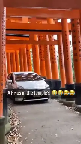 El incidente ocurrió el 28 de agosto de 2025 y ha sido confirmado por informes locales e investigaciones policiales, lo que indica que no se trata de un video falso, sino de un hecho real. Fushimi Inari Taisha es un popular destino turístico, y la intrusión de un vehículo en sus terrenos sagrados pone de relieve los problemas actuales de sobreturismo y el comportamiento de los visitantes en Japón. La policía japonesa está investigando el incidente como un caso de allanamiento, y las autoridades del santuario están considerando regulaciones adicionales para prevenir este tipo de incidentes en el futuro. El suceso ha generado un debate más amplio sobre el impacto de los visitantes internacionales en los sitios culturales, y muchos atribuyen estos incidentes a turistas extranjeros, aunque aún no se ha confirmado la nacionalidad específica. Este incidente forma parte de una tendencia más amplia de disturbios en sitios culturales de Japón, agravada por el auge del turismo internacional, con un número récord de visitantes extranjeros en los últimos años. #parati #latinosenjapon #bolivianosenjapon🇧🇴🇯🇵 #noticias 