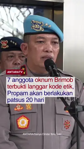 Divisi Profesi dan Pengamanan Kepolisian Republik Indonesia (Divpropam Polri) memberlakukan penempatan khusus pada 7 anggota Brimob, yang menabrak dan melindas pengemudi ojol Affan Kurniawan hingga tewas, pada Kamis malam (28/8). Dalam konferensi pers di Kantor Divpropam Polri, Jakarta, Jumat (29/8), Kepala Divisi Propam Polri, Irjen Pol Abdul Karim mengatakan, pihaknya menetapkan ketujuh anggota brimob tersebut sebagai pelanggar kode etik kepolisian. Simak berita terkini dan program-program menarik Antara TV di youtube Antara TV Indonesia dan antaranews.com/video! #antaratv #propam #polri #brimob #ojol #demo #jakarta #isuterkini 