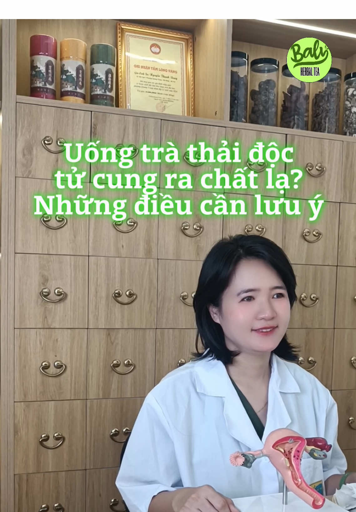 Uống trà thải độc tử cung ra chất lạ! Cần lưu ý những gì?#suckhoe #bacsidung #dongythaoduoc #thaidoctucung 