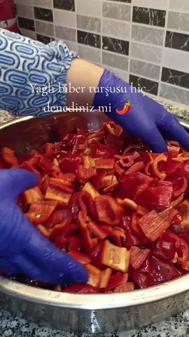 Yağlı biber turşusu 🌶️ tarifi; Malzemeler  2 kg kırmızı kapya biber  1 su bardağı zeytinyağı  1 su bardağı sirke 1,5 yemek kaşığı tuz yarım demet maydanoz  10 diş sarımsak  Hazırlanışı  Biberlerin çekirdeklerini çıkarıp irice doğrayalım. Tencere yağ, sirke ve tuzu ekleyip kaynatalım kaynamaya başlayınca biberleri ekleyip kapağını kapatalım. Ara ara karıştıralım 10 15 dakika pişirelim dikkat edin çok eritmeden pişecek biraz diri kalsın . İnce doğranmış maydanoz ve sarımsağı ekleyip karıştıralım bir tur kaynasın kavanızlara doldurup sıkıca kapatalım Kapakaları yeni kullanın Soğuyunca kapaklar vakumlansıysa yani üzerine basınca çökmüyorsa tutmuştur Açtığınız zaman dolapta muhafaza edin afiyet olsun. #turşu #yağlıbiberturşusu #biberturşusu #turşuyapımı #kışhazırlıkları 