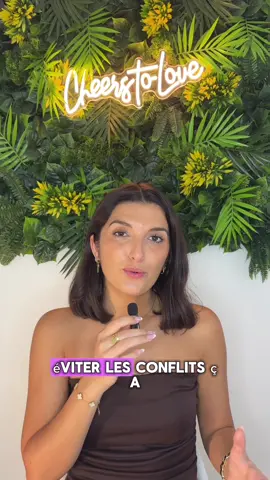 Tu crois protéger ton couple en évitant les disputes ? En réalité, tu es peut-être en train de l’abîmer sans le savoir. Parce qu’à chaque fois que tu ravales ce que tu ressens, que tu choisis le silence pour “ne pas envenimer”, les frustrations s’accumulent. Et ce qui paraît anodin finit par devenir un mur invisible entre vous. Le problème, ce n’est pas le conflit. Le vrai problème, c’est la façon dont on le traverse. 👉 Un conflit évité crée de la distance. 👉 Un conflit traversé avec clarté et respect rapproche, car il ouvre la voie à plus de vérité et d’authenticité. Alors la prochaine fois que quelque chose te dérange, ne l’avale pas. Exprime-le calmement, directement, sans attendre que ça explose. Parce que communiquer ce qui ne va pas, ce n’est pas créer un problème. C’est créer de l’espace pour que la connexion grandisse. Si tu veux apprendre à transformer les tensions en moments de vérité, écris-moi “CLARTÉ” en DM. #relationdecouple #coachingdecouple #relationamoureuse #communicationdecouple #coupleheureux         