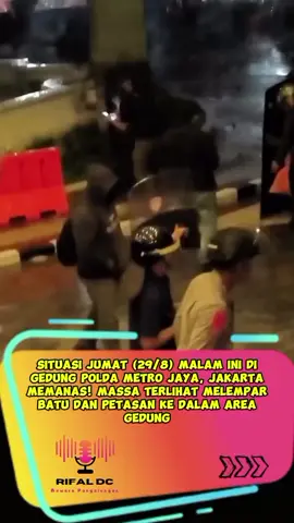 Situasi Jumat (29/8) malam ini di Gedung Polda Metro Jaya, Jakarta memanas! Massa terlihat melempar batu dan petasan ke dalam area gedung. Akun ke-2 dari @Bewara Pangalengan  #fyp #foryou #foryoupage #rifaldc #bewarapangalengan 