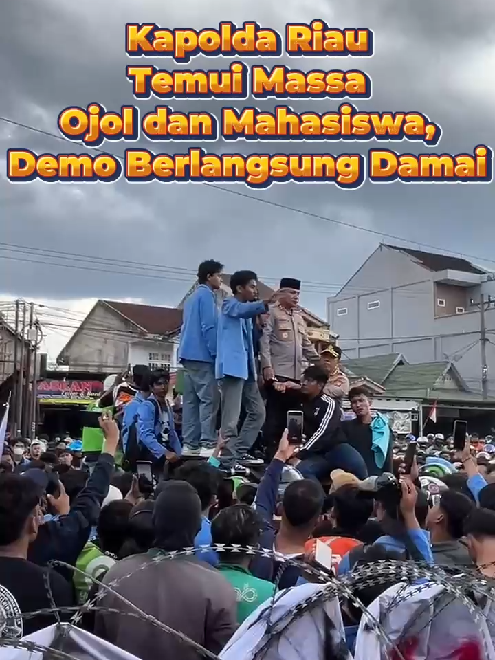 Kapolda Riau Turun Langsung Dalam Demo damai Mahasiswa dan Solidaritas Ojol di Pekanbaru. Kapolda Riau berdialog, bertukar pikiran dengan massa #GreenPolicing  #KapoldaRiau  #RiauUntukBumi  #RiauLestari #MelindungiTuahMenjagaMarwah  #PolriUntukMasyarakat  @divhumaspolriofficial @herryheryawan_official