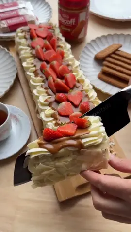 ➡️ Hola repostera, entra al enlace en mi perfil y descarga el recetario con +230 recetas para tu negocio desde casa 🧁✨ FILLING • 180 g Biscoff cookies (20 cookies) CREAM • 200 g cream cheese • 40 g white caster sugar • 8 g vanilla sugar (1 tbsp) • 24 g whipped cream stabilizer (3 tbsp) • 500 ml heavy cream • 50 g strawberries GARNISH • Almond slivers • 100 g Biscoff spread • Strawberries Preparación: • En un bol, mezclar el queso crema, azúcar blanco, azúcar vainillado y estabilizador de nata. • Agregar la nata poco a poco mientras bates hasta que la mezcla se vuelva firme. • En una bandeja, poner una fina capa de crema como base. • Tomar una galleta, untar crema, poner otra encima y colocar de pie. Repetir hasta usar todas las galletas. • Cortar las fresas en láminas finas y colocarlas entre las galletas. • Cubrir con más crema y alisar. Refrigerar mínimo 6 horas o toda la noche. • Calentar la crema de Biscoff hasta que esté líquida. • Decorar los lados con almendra laminada, poner un poco de crema arriba, rociar Biscoff líquido y decorar con fresas frescas.