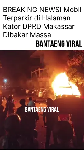 Sejumlah kendaraan dibakar massa pendemo di kantor DPRD Makassar, yang berada di Jalan Ap Pettarani, Makassar, Jumat (29/8) malam. Berdasarkan pantauan di lokasi, massa awalnya membakar sejumlah motor petugas yang terparkir depan kantor DPRD Makassar. Massa menjebol pagar kantor hingga berhasil masuk. Tak sampai di situ, massa merusak dan membakar sejumlah mobil yang diduga milik anggota DPRD Makassar yang terparkir di halaman kantor. Hingga saat ini, massa terus menyerang dan membakar sejumlah fasilitas kantor DPRD Makassar.  Sumber: kumparan.com #BantaengViral