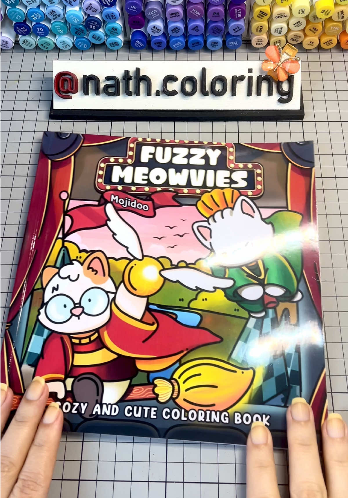 Fuzzy Meowvies personalizado! Eu tirei alguns desenhos que não ia colorir, mas agora quero saber: será que você consegue adivinhar de quais filmes eles são? Deixa seu palpite aí nos comentários 🧡 @personalizecomangel  @Mojidoo Coloring Books 
