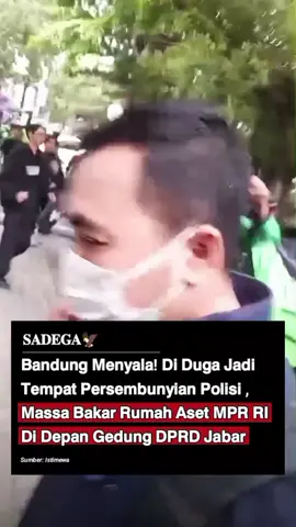 Aksi unjuk rasa di depan gedung DPRD Jawa Barat berujung ricuh hingga mengakibatkan sebuah rumah yang berada di Jl Diponegoro, Kota Bandung dibakar massa, Jumat (29/8/2025). Massa menduga rumah yang berada tepat di seberang gedung DPRD Jabar itu menjadi tempat persembunyian aparat kepolisian. Massa melampiaskan kemarahannya dengan melemparkan bom molotov serta batu ke arah rumah tersebut. Akibatnya, jendela serta genteng mengalami pecah dan beberapa sudut bangunan terbakar. Hingga saat ini belum diketahui siapa pemilik rumah yang tebakar tersebut. Berdasarkan informasi yang dihimpun, rumah tersebut merupakan Wisma MPR yang pernah digunakan sebagai rumah dinas Wakil Gubernur Jabar. Sebelumnya, aksi massa gabungan mulai dari mahasiswa, pelajar, hingga pengemudi ojek online (ojol) menggelar aksi unjuk rasa di depan gedung DPRD Jabar. Massa menyuarakan protes atas tewasnya pengemudi ojol bernama Affan Kurniawan karena ditabrak kendaraan taktis (rantis) baja Brimob Polda Metro Jaya. Massa yang datang usai Salat Jumat itu awalnya berlangsung damai hingga akhirnya berujung ricuh. Massa melempari kayu, batu, hingga bom molotov ke area gedung DPRD yang dibalas dengan penembakan gas air mata oleh polisi. Adanya aksi tersebut, ruas jalan di depan Gedung DPRD dan Gedung Sate ditutup total. Kendaraan yang hendak melintas dialihkan ke jalur lain