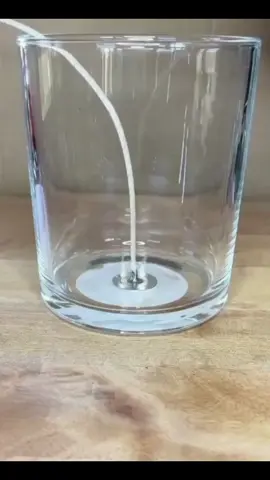 ¿Te imaginás que el simple color de una vela pueda hacer que tu cliente se sienta atraído y no quiera soltarla? 🎨  Los colores no son solo estética, son emociones que venden. ❤️ El rojo enciende la pasión 🔷️ el azul transmite confianza 🟡el amarillo despierta optimismo 🟢el verde conecta con la armonía  ⚪️el blanco inspira pureza y claridad.  ✨ Cuando aprendés a elegirlos estratégicamente, tus velas dejan de ser solo un adorno… y se convierten en un imán emocional para quien las ve. Eso es marketing emocional aplicado a tu emprendimiento, y es lo que puede marcar la diferencia entre vender una vela o vender una experiencia. Hoy podés empezar a usar el poder de los colores para que tu marca hable y conquiste. #velas #velasaromaticas #cursosonline #emprender #emprenderonline 