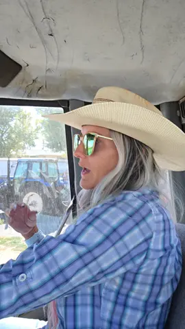 when people try to tell me how to farm but have never seen the inside of a tractor or fed a cow before.  #farmlife #cattle #tratters #farmtok #iykyk 
