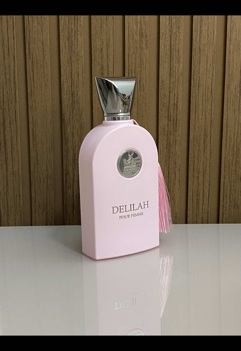 ✨ Delilah – Maison Alhambra ✨ Um perfume marcante, feminino e sofisticado que conquista já na primeira borrifada. 🌸 Notas olfativas: 	•	Topo: ruibarbo, bergamota e lichia 	•	Coração: rosa turca, peônia e lírio-do-vale 	•	Fundo: baunilha, almíscar, incenso, vetiver e cedro 💎 Vantagens: 	•	Excelente fixação e projeção, perfeito para quem gosta de deixar rastro por onde passa. 	•	Fragrância elegante que mistura o frescor floral com um toque adocicado envolvente. 	•	Um verdadeiro “perfume assinatura” para mulheres de presença. 🎯 Ocasiões ideais: 	•	Encontros românticos e jantares especiais 	•	Festas e eventos noturnos 	•	Momentos em que você quer se sentir poderosa e inesquecível #delilah #perfume #perfumefeminino #perfumes #perfumesárabes  