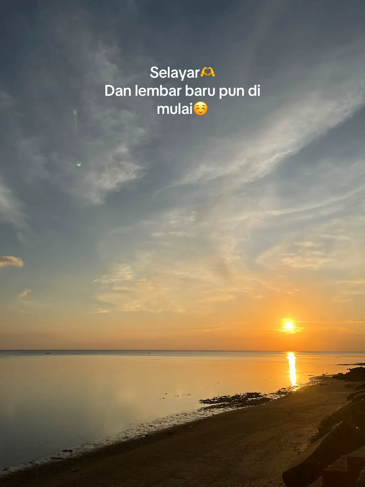 Mungkin aku menjadi orang baru di sini,namun sejak kehadiran ku pertama kali ke sini, membuat ku kagum akan segala keindahan yang kamu miliki, setiap perjalanan yg d lalui sejak kaki ku turun dari kapal itu. Aku yakin banyak hal indah yang akan aku temui di sini Selayar, ini halaman baru ku☺️ #tiktokselayar #selayartiktok #appabatuselayar #fyp #senja 