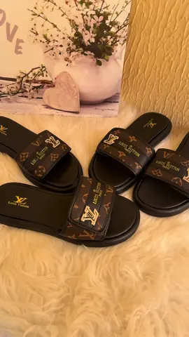 Sandale de qualité 🥰😍, sandales chic ❤️ , sandale de marque , sandales très confortable 🥰❤️❤️ #sandales #chaussuresfemme #lv #zaracollection #visibilite 