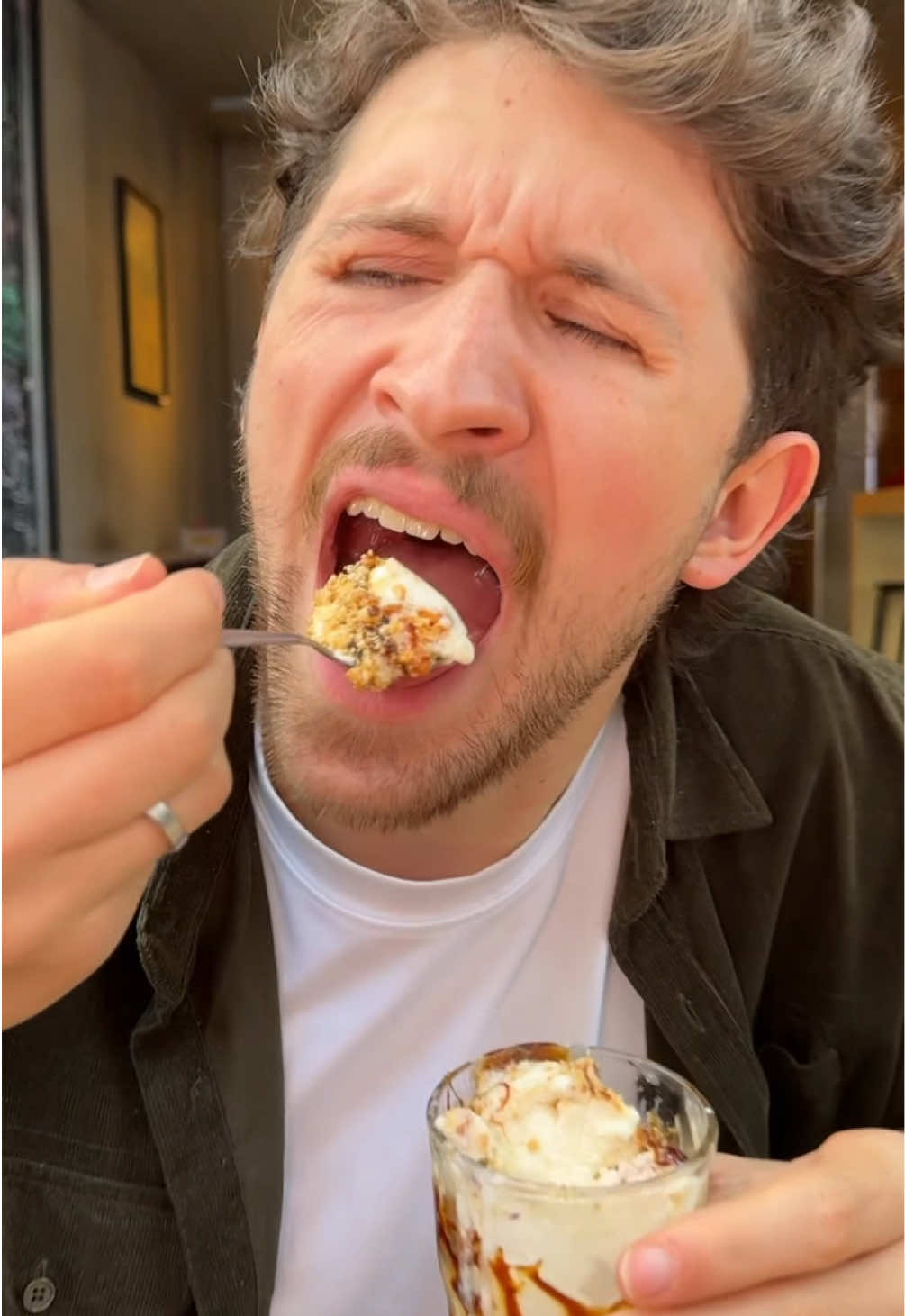 MILKSHAKE DE PÃO DE QUEIJO! 🤯🧀 Cheffs, na nossa jornada em busca da melhor comida do Brasil, desembarcamos na Pão de Queijaria, em Minas Gerais, para provar um dos ícones das delícias mineiras: o pão de queijo! Só que dessa vez, em versões totalmente inusitadas… 👀 Meu brother Léozinho me acompanhou nessa e, sinceramente, a gente não esperava tantas combinações criativas. Mas a pergunta é: será que o milkshake de pão de queijo tá aprovado? 🫢 Valeu demais, @LATAM Brasil , por nos levar nessa missão de provar sabores tão únicos pelo Brasil! ✈️🇧🇷 Comenta aqui qual a próxima comida absurda eu devo experimentar no seu estado!