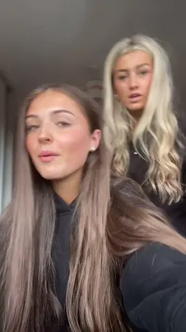 👩🏽👩🏼