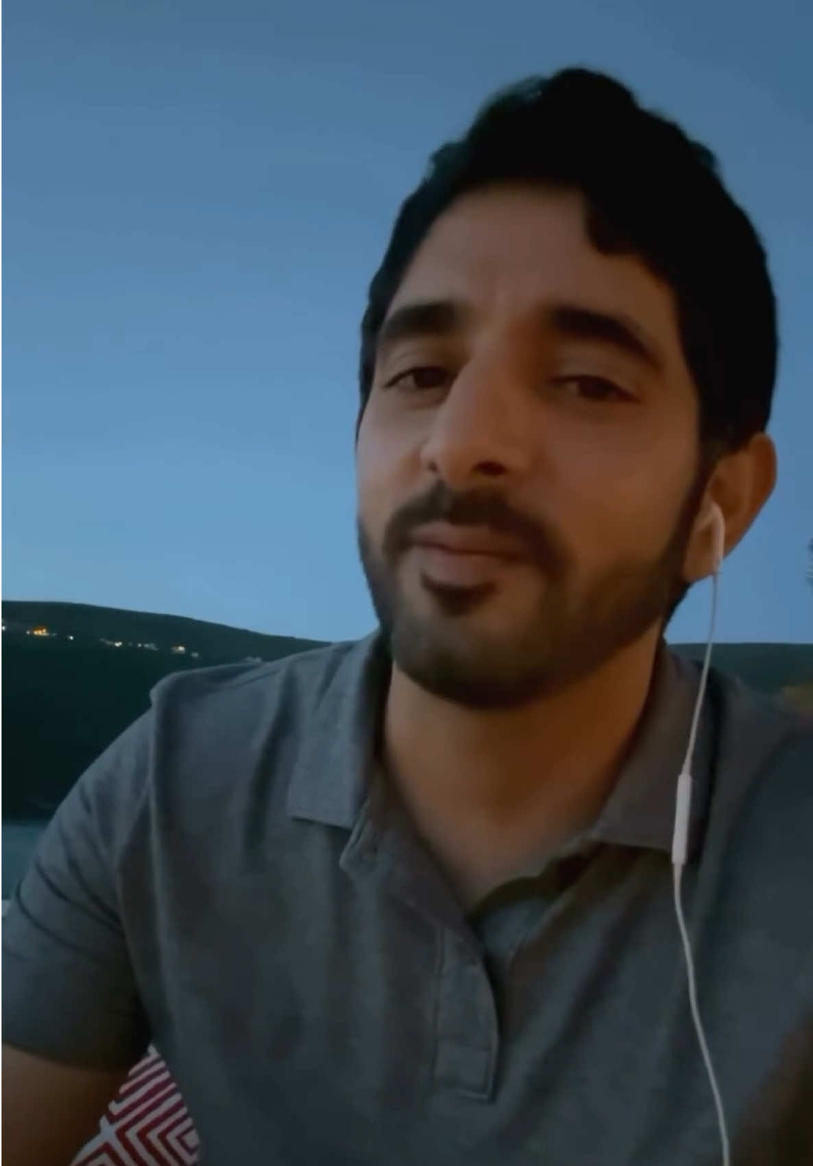 ‏قصيدة : ساحـة الشـعّـار ‏شعر : الشيخ حمدان بن محمد بن راشد آل مكتوم ⁧‫#فزاع‬⁩  ‏عن ساحة الشعر وأهل الشعر طال البُعاد ‏والشعـر محبــوب وبيوتـه لـي حْـبَـيّـبــه ‏مالـي أرى مدّعينـك يالشـعـر في إزديـاد ‏هل أصبحت ساحتك يا شـعـر متسيّبــه ‏والحبكـه اللّـي معـانيهـا تجــر الفـــؤاد ‏صايـر لهـا وقـت عـ الاسمـاع متـغيّـبـه ‏إلى جماهيـر شعـري مـن جميــع البلاد ‏شاعركم الظن منكـم فيـه مـا خـيّـبـــه ‏سافر يعانـق نسيـم البـرد فـي كــل واد ‏الـبـــرد بيـني وبينــه صحـبــةٍ طـيّـبــه ‏ويالشاعر فـ شعرك آوصّيك في الإجتهاد ‏إختـر مـن أبكــار فكــرك ولتـدع ثـيّـبـه ‏و اوصّـي المنتـقـد لـو حبَّـذا الإنتـقــاد ‏تكــون نظـرات فكــره مـاهــي قْـريّـبـه ‏ولـينتقد من نصـوص الشاعـر اللّـي أراد ‏لكن يعـيّـب نصـوصــه ماهــو يْعَـيّـبــه ‏نحتـاج للنـقـد حاجـة أرضـنــا للسمــاد ‏لـو كـان ريـحـه نـتـن ، منـابتـه طـيّـبــه